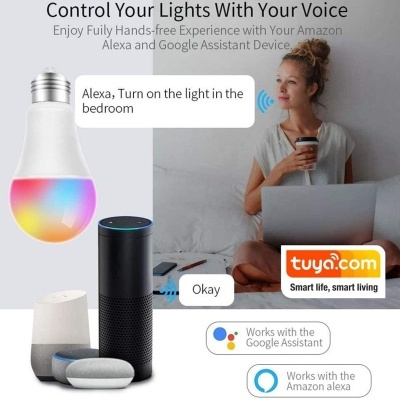 Lâmpada inteligente colorida com assistentes de voz Alexa e Google Assistant em ambiente doméstico