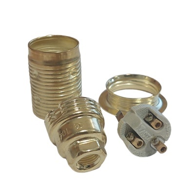 Peças metálicas para soquete de lâmpada em fundo branco