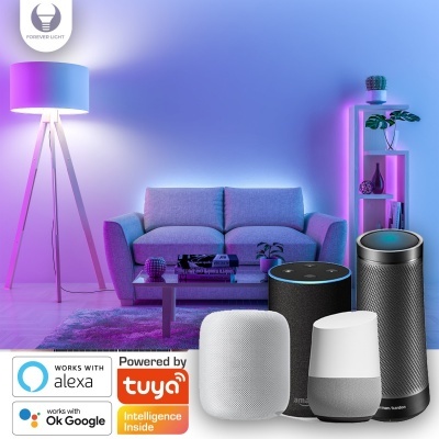 Sala moderna com sofá cinza, candeeiro e altifalantes inteligentes em destaque