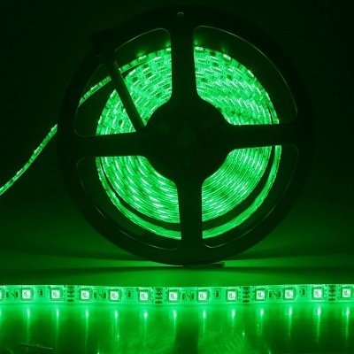 Rolo de fita LED verde em carretel preto com luzes iluminadas