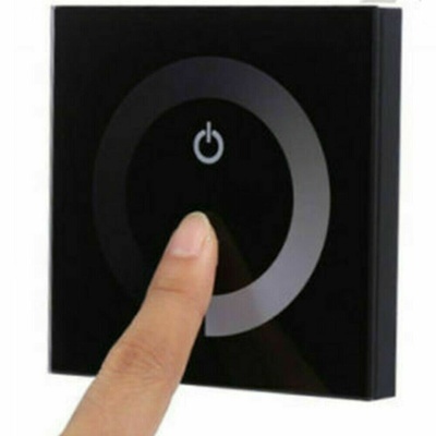 Interruptor tátil preto com símbolo de power e dedo a tocar.
