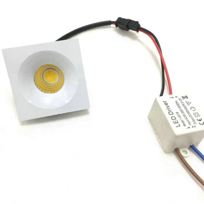 luz LED quadrada com driver branco em fundo branco