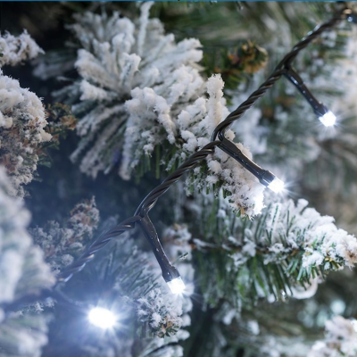 Ramo de pinheiro artificial com neve falsa e luzes LED brancas frias.