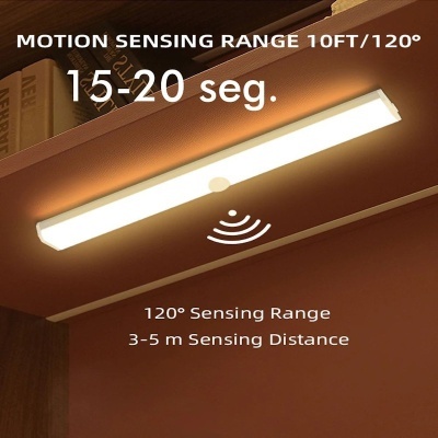 Luz LED branca com sensor de movimento e texto informativo em ambiente interno