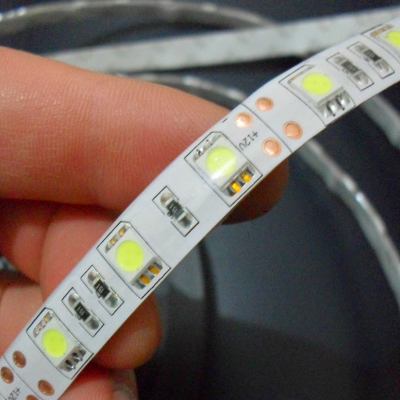 fita LED flexível branca com LEDs amarelos e componentes eletrónicos