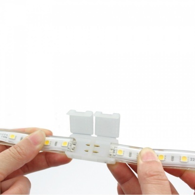 Conector de plástico branco para fita LED com tampa dupla aberta nas mãos