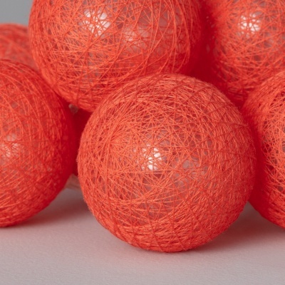 Esferas decorativas laranja entrelaçadas de fios finos