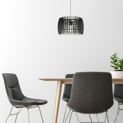 Mesa de jantar de madeira com cadeiras cinzentas e pendente luminária preta