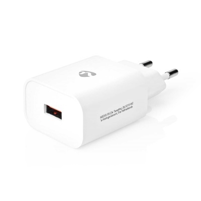 Carregador de parede branco com porta USB e ficha europeia