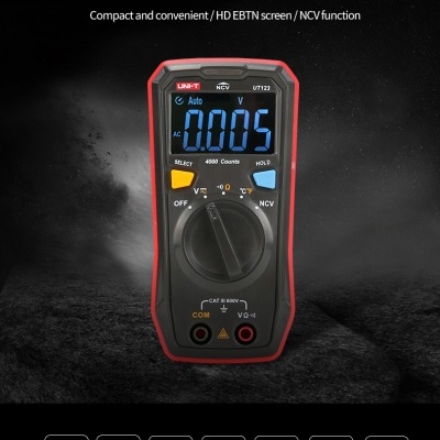 Multímetro digital preto e vermelho com ecrã azul e botões coloridos