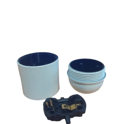 Conjunto de peças plásticas com copo branco e azul, tampa roscada e componente preto com partes metálicas