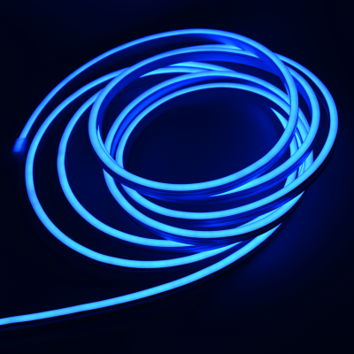 Fita LED azul flexível enrolada sobre superfície escura