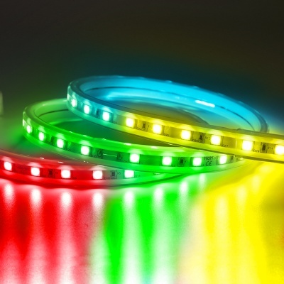 Fitas LED coloridas flexíveis iluminando uma superfície escura