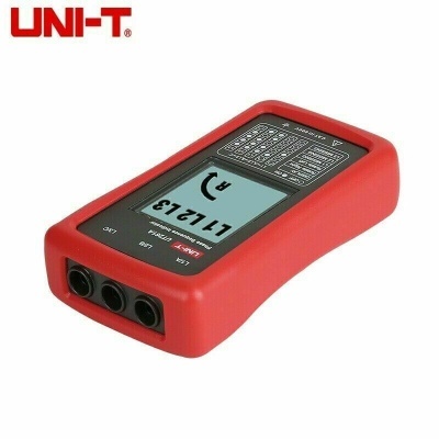 Multímetro digital vermelho com visor LCD e três conectores