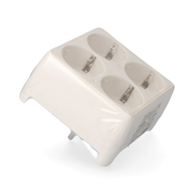 Tomada elétrica quadrada branca com quatro entradas e pinos metálicos