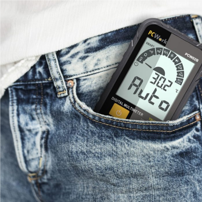 Multímetro digital no bolso de calças de ganga azuis