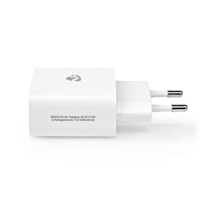 Carregador branco com ficha de 2 pinos, texto visível na lateral em fundo branco