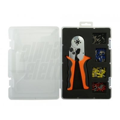 Estojo com alicate de cravar preto e laranja com terminais elétricos coloridos.