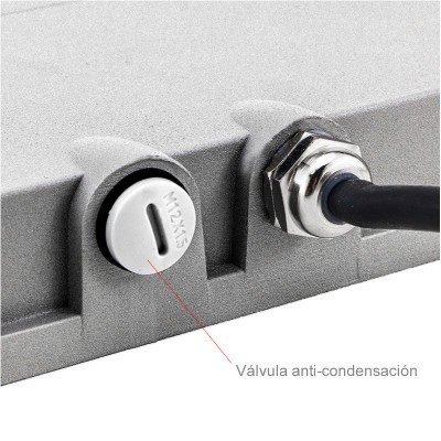 Dispositivo metálico cinzento com válvula anti-condensação e conector com cabo preto