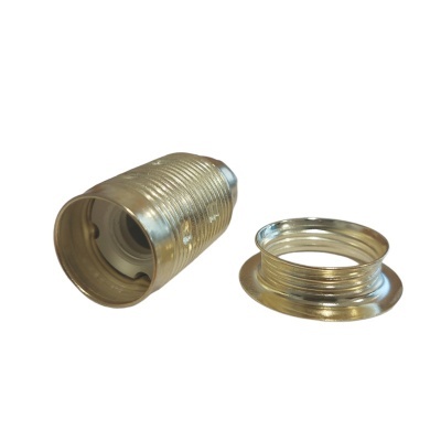 Componentes metálicos dourados isolados em fundo branco