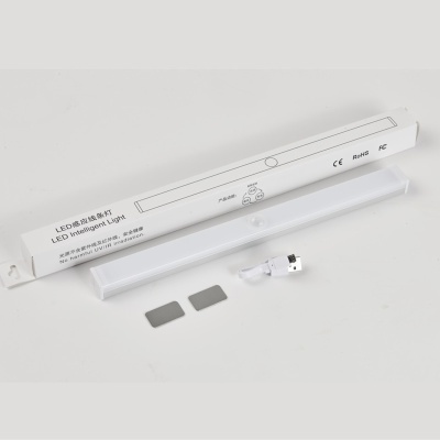 Luz LED inteligente branca com cabo USB e suportes metálicos em fundo branco