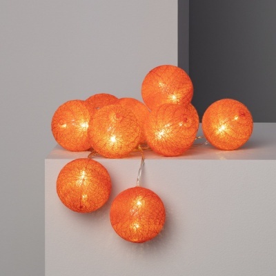 Luzes em forma de bolas laranja com textura de fios entrelaçados