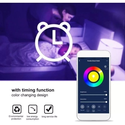 Criança deitada numa cama com luz violeta e controlo de lâmpada inteligente num smartphone