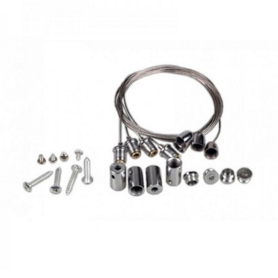 Parafusos e cabos metálicos prateados em fundo branco