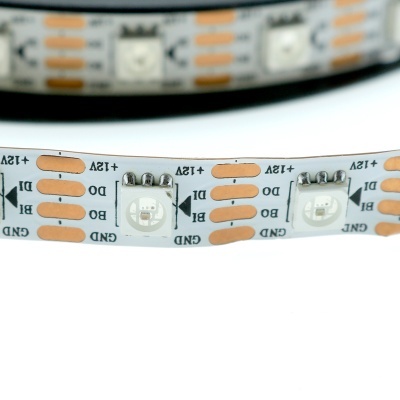Fita de LED flexível branca com componentes e marcações