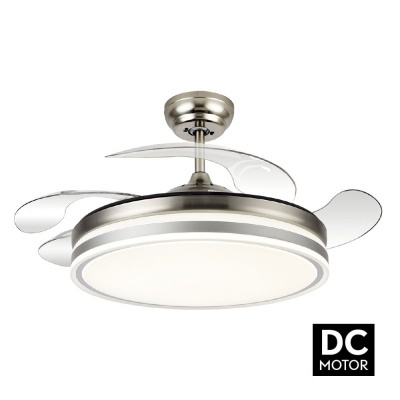 Ventoinha de tecto com lâmpada integrada e motor DC, lâminas prateadas e translúcidas, design moderno.