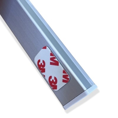 Perfil de alumínio prateado com autocolante 3M colado