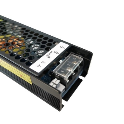 Fonte de alimentação electrónica preta com fusíveis transparentes e etiqueta branca