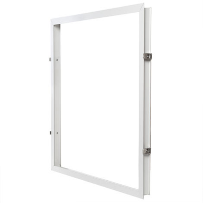 Estrutura retangular branca com dobradiças metálicas