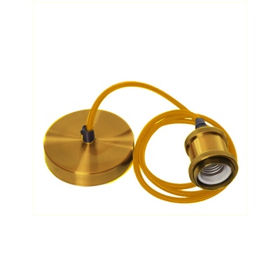 Candeeiro de teto pendente dourado com cabo elétrico texturado.