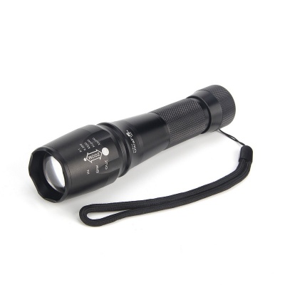 Lanterna preta de metal com textura antiderrapante e tira de pulso.