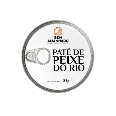 Lata de patê de peixe do rio com etiqueta branca e texto preto