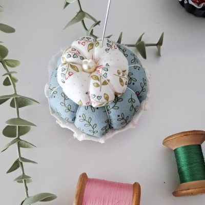 Alfineteiro flor azul e branco com padrão floral e alfinete de cabeça em forma de coração