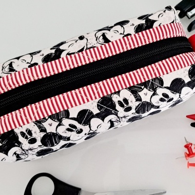 Estojo com padrão Mickey Mouse e riscas vermelhas