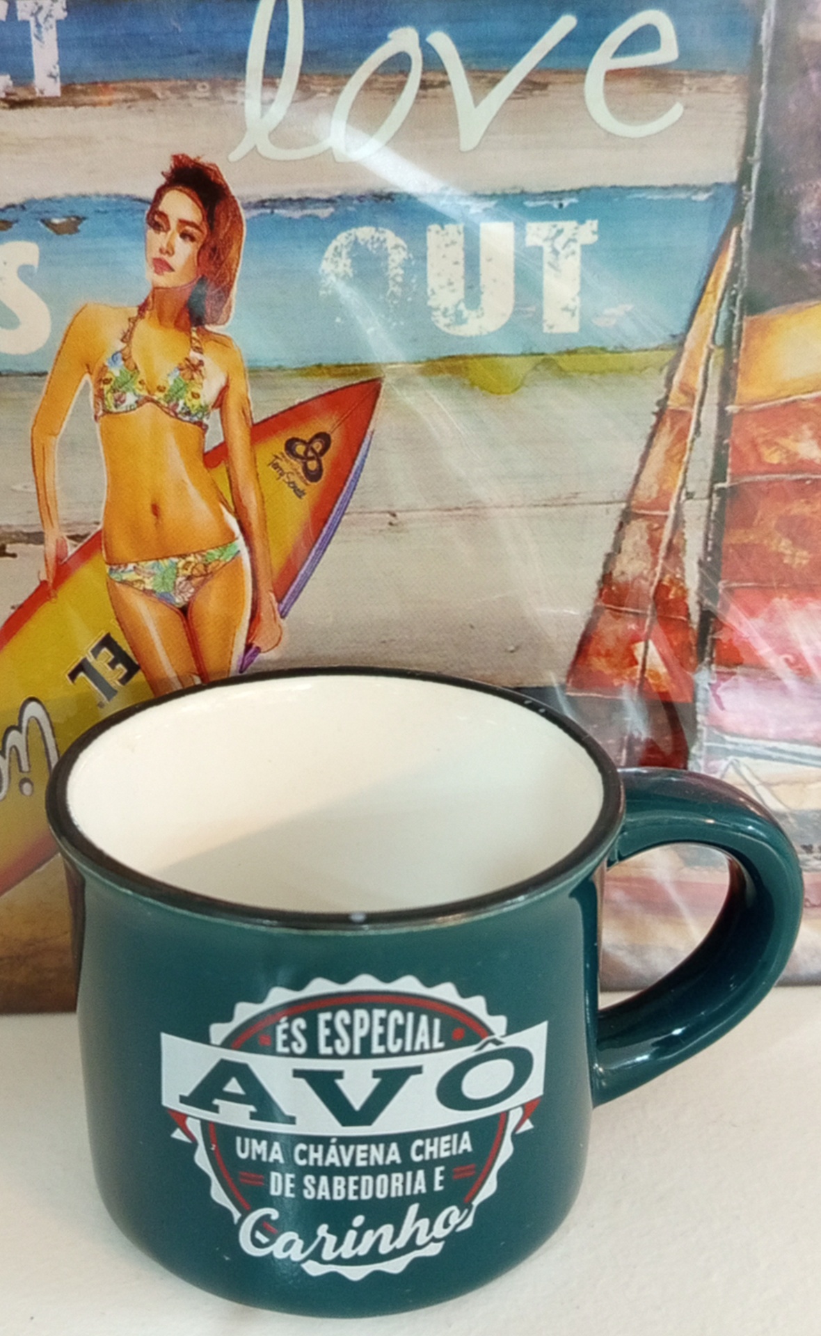 Caneca verde com texto para avó e imagem de praia com surfista