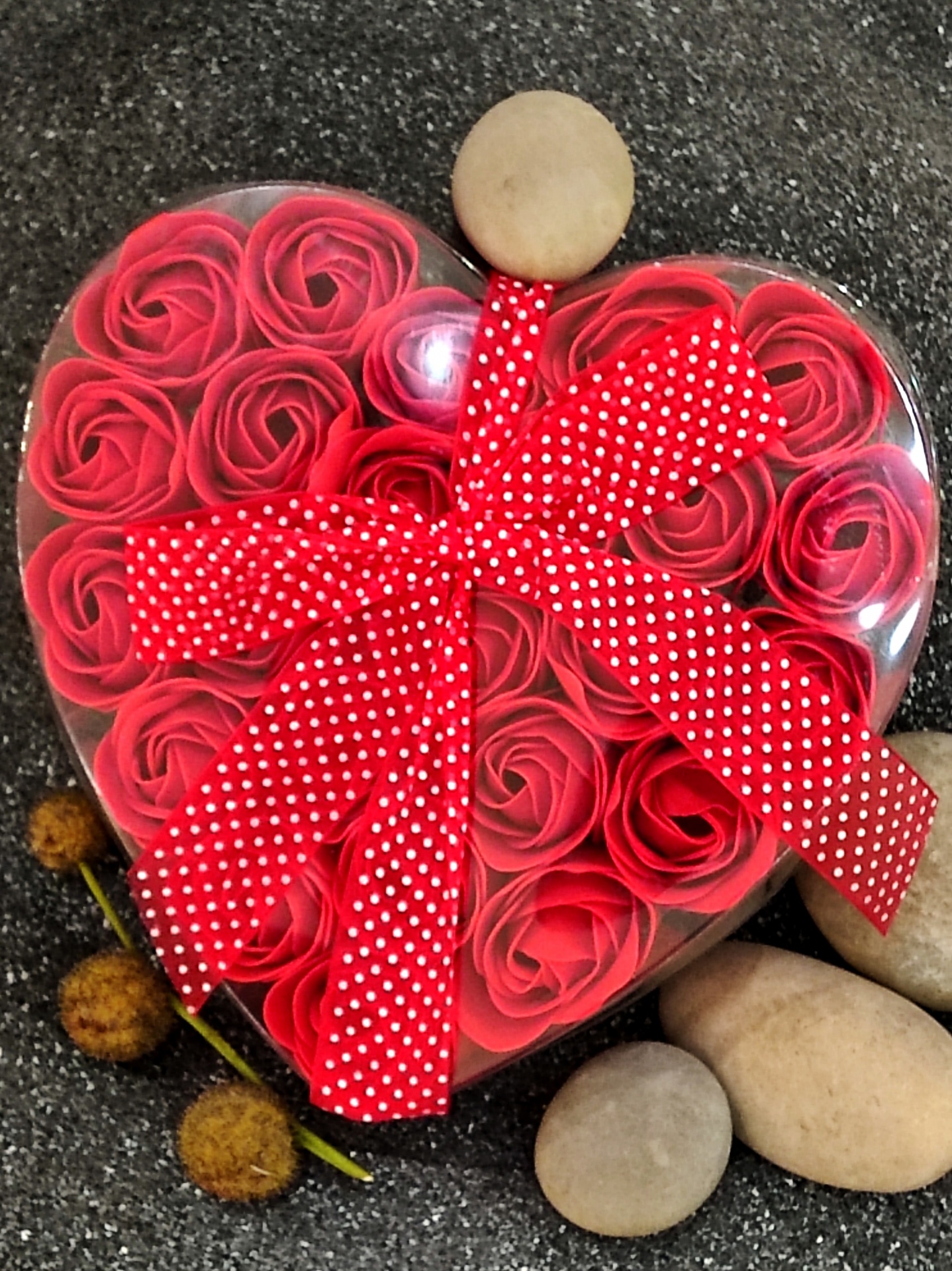 Caixa coração com flores de tecido vermelhas e laço vermelho com pontos brancos