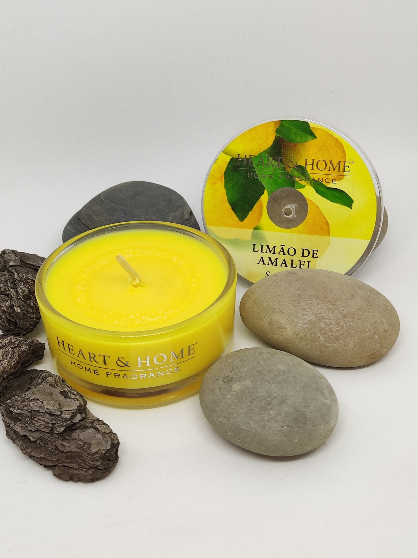 Vela aromática amarela HEART & HOME com tampa ilustrada de limão e pedras decorativas