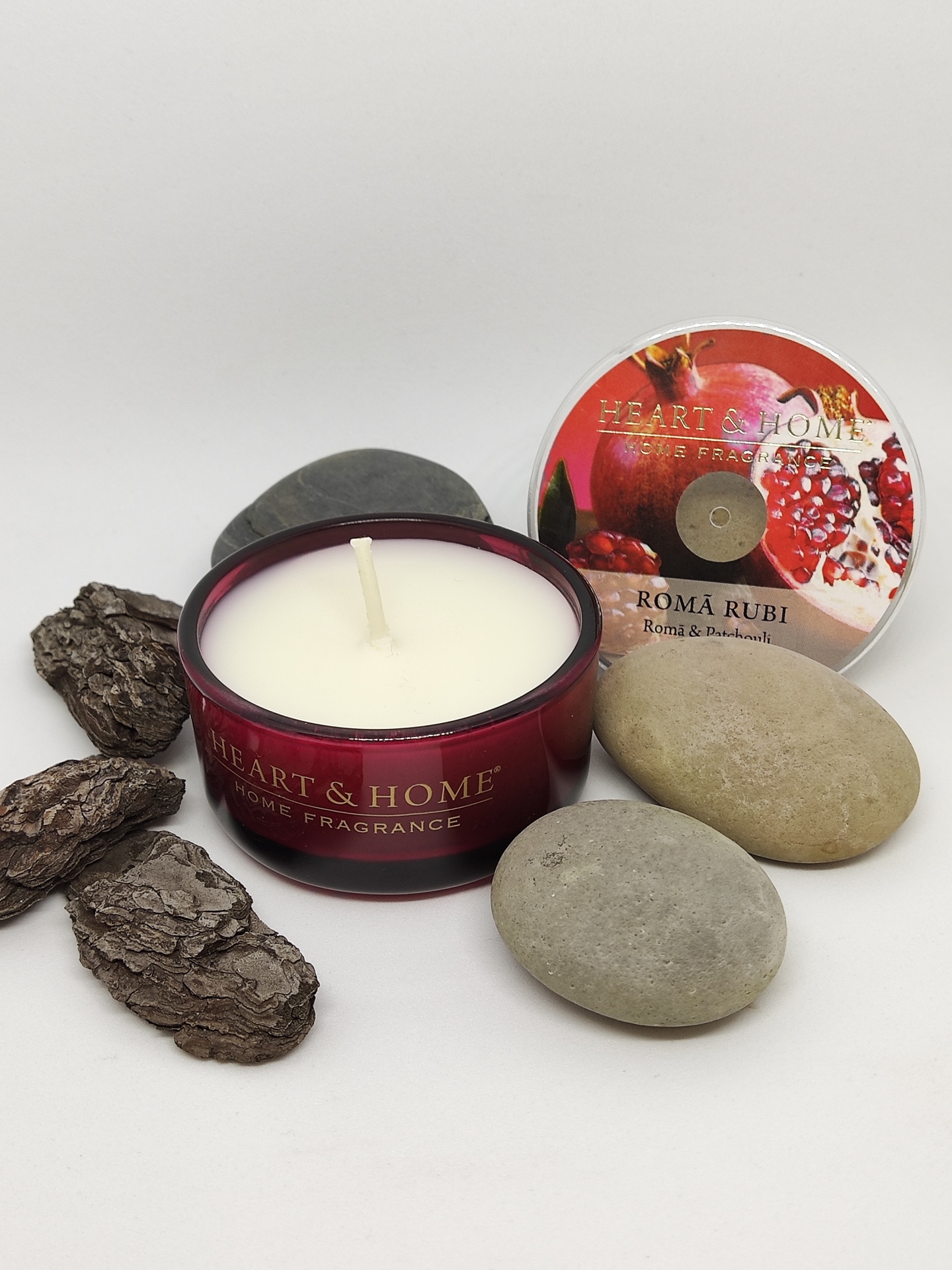 Vela perfumada Heart & Home Romã Rubi com pedras e cascas ao redor
