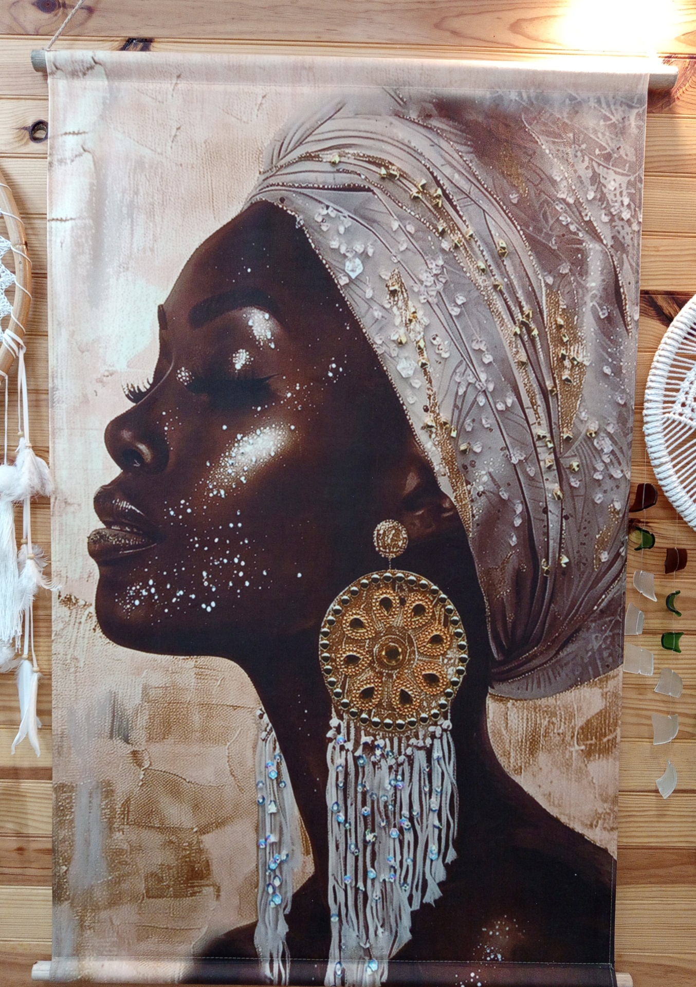 Painel decorativo de mulher negra com turbante e brincos grandes dourados em fundo castanho.