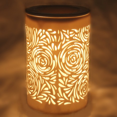 Luminária cilíndrica com padrão floral iluminada