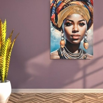 Quadro decorativo de mulher africana com turbante colorido numa parede roxa