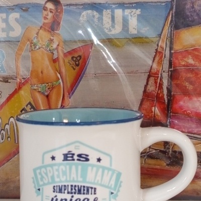 Caneca branca com texto azul e fundo de imagem de mulher de biquíni com prancha de surf
