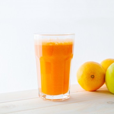 Sumo natural de maça, laranja e cenoura