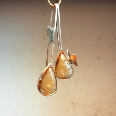 Brincos assimétricos Citrino gota c/Borboletas