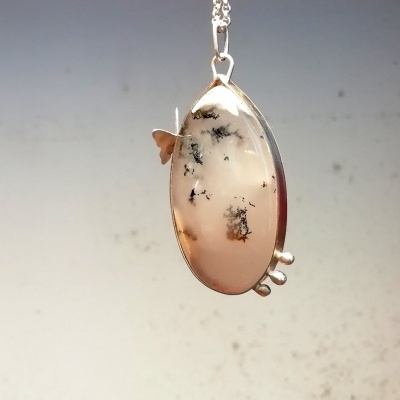 Cordão com pendente gota Ágata Dendritica com Borboleta