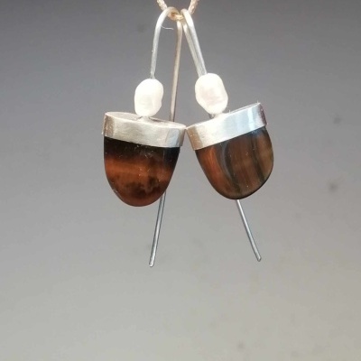 Brincos Olho de Tigre forma dente c/Pérola